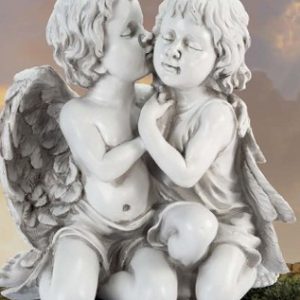 Figurine Kissing Angels